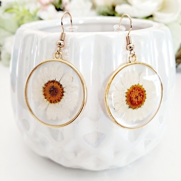 💖 2/$30 Dainty white pressed Daisy flower resin gold hoop boho dangle earrings - Picture 9 of 10